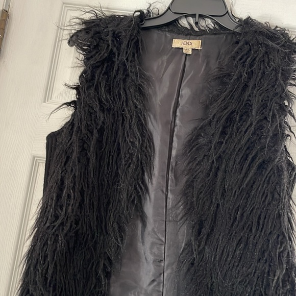 Hendi Faux Fur Vest - Picture 2 of 7